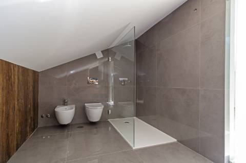 Viva o Sonho em Carcavelos: Luxuoso T3+1 em Duplex com Varandas e Mezanine!