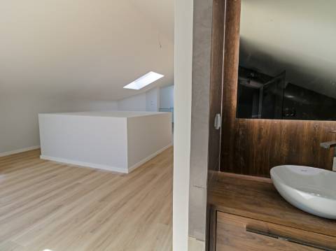 Viva o Sonho em Carcavelos: Luxuoso T3+1 em Duplex com Varandas e Mezanine!
