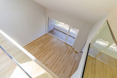 Viva o Sonho em Carcavelos: Luxuoso T3+1 em Duplex com Varandas e Mezanine!