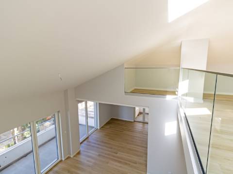 Viva o Sonho em Carcavelos: Luxuoso T3+1 em Duplex com Varandas e Mezanine!