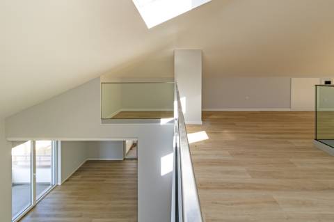 Viva o Sonho em Carcavelos: Luxuoso T3+1 em Duplex com Varandas e Mezanine!