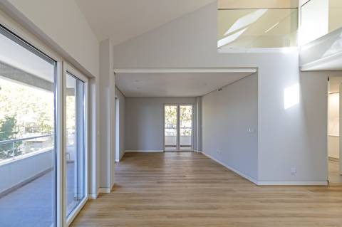 Viva o Sonho em Carcavelos: Luxuoso T3+1 em Duplex com Varandas e Mezanine!