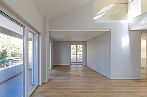 Viva o Sonho em Carcavelos: Luxuoso T3+1 em Duplex com Varandas e Mezanine!