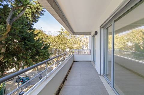 Viva o Sonho em Carcavelos: Luxuoso T3+1 em Duplex com Varandas e Mezanine!