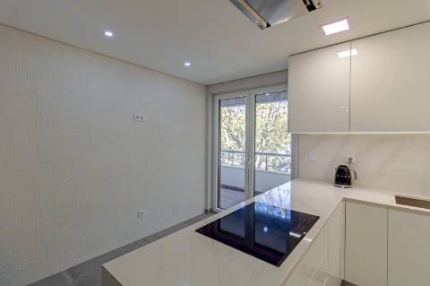 Viva o Sonho em Carcavelos: Luxuoso T3+1 em Duplex com Varandas e Mezanine!