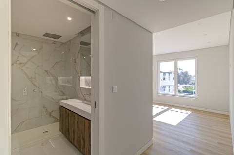 Viva o Sonho em Carcavelos: Luxuoso T3+1 em Duplex com Varandas e Mezanine!
