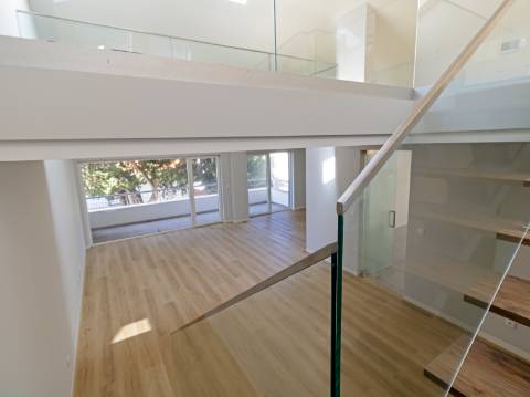 Elegância e Conforto num Duplex T3+1 com Mezanine em Carcavelos - O Espaço dos Seus Sonhos