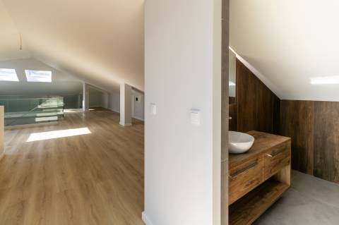 Elegância e Conforto num Duplex T3+1 com Mezanine em Carcavelos - O Espaço dos Seus Sonhos