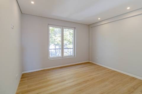 Elegância e Conforto num Duplex T3+1 com Mezanine em Carcavelos - O Espaço dos Seus Sonhos
