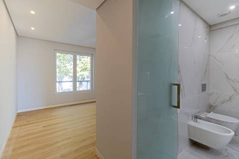 Elegância e Conforto num Duplex T3+1 com Mezanine em Carcavelos - O Espaço dos Seus Sonhos