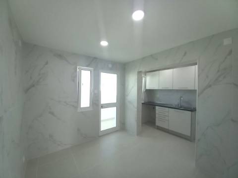 Apartamento T1 EM REMODELAÇÃO TOTAL no Coração da Baixa da Banheira