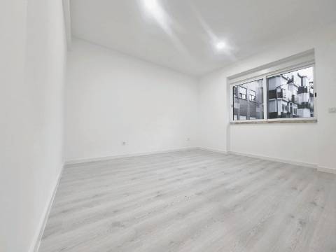 | Apartamento T2 | Central | Cova da Piedade |