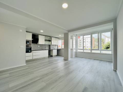 | T2 Oeiras | 91 m2 | 2 WC's | Arrecadação | TOTALMENTE REMODELADO |
