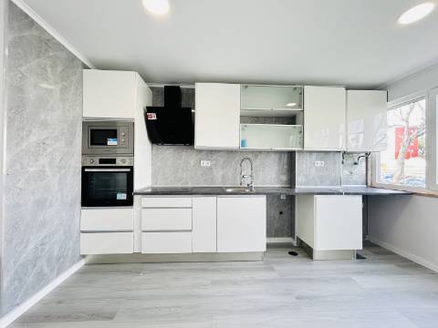 | T2 Oeiras | 91 m2 | 2 WC's | Arrecadação | TOTALMENTE REMODELADO |