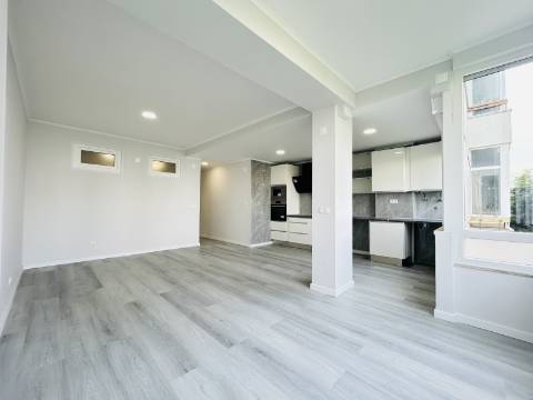 | T2 Oeiras | 91 m2 | 2 WC's | Arrecadação | TOTALMENTE REMODELADO |