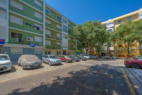 | Apartamento T2 | REMODELADO | Benfica |