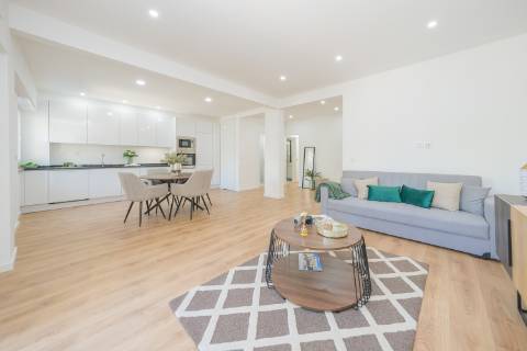 | Apartamento T3 | REMODELADO | SUÍTE | Rua República da Bolívia |