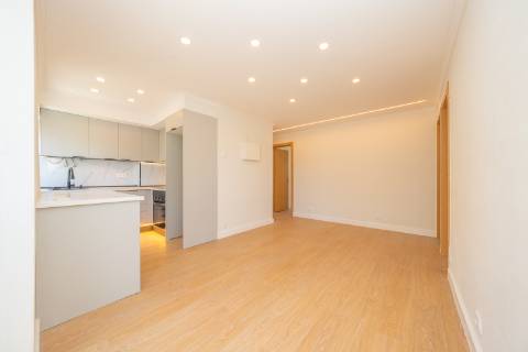 | Apartamento T3 | Remodelado | Luminoso | Perto da Zona Ribeirinha |