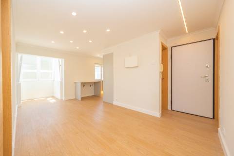 | Apartamento T3 | Remodelado | Luminoso | Perto da Zona Ribeirinha |