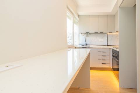 | Apartamento T3 | Remodelado | Luminoso | Perto da Zona Ribeirinha |