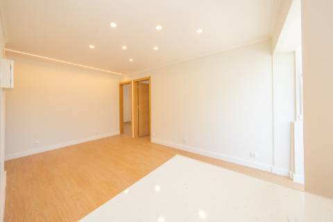 | Apartamento T3 | Remodelado | Luminoso | Perto da Zona Ribeirinha |