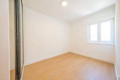 | Apartamento T3 | Remodelado | Luminoso | Perto da Zona Ribeirinha |