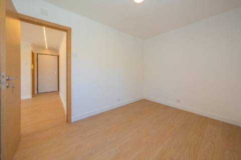 | Apartamento T3 | Remodelado | Luminoso | Perto da Zona Ribeirinha |