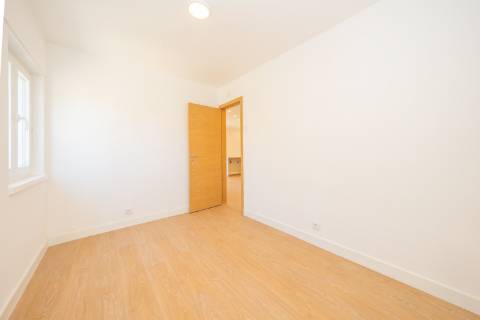 | Apartamento T3 | Remodelado | Luminoso | Perto da Zona Ribeirinha |