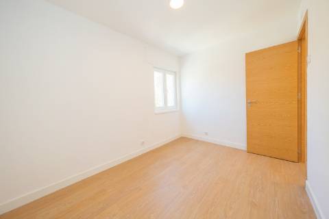 | Apartamento T3 | Remodelado | Luminoso | Perto da Zona Ribeirinha |
