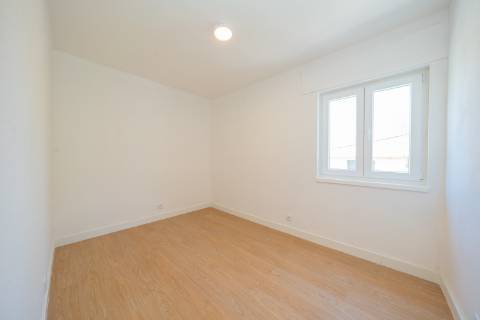 | Apartamento T3 | Remodelado | Luminoso | Perto da Zona Ribeirinha |