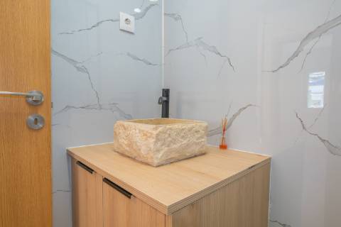 | Apartamento T3 | Remodelado | Luminoso | Perto da Zona Ribeirinha |