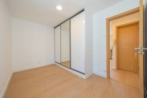 | Apartamento T3 | Remodelado | Luminoso | Perto da Zona Ribeirinha |