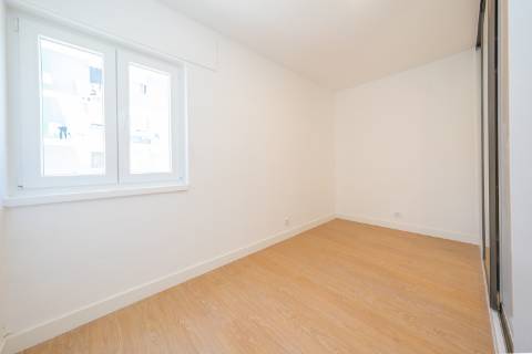 | Apartamento T3 | Remodelado | Luminoso | Perto da Zona Ribeirinha |