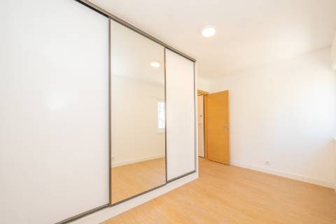 | Apartamento T3 | Remodelado | Luminoso | Perto da Zona Ribeirinha |