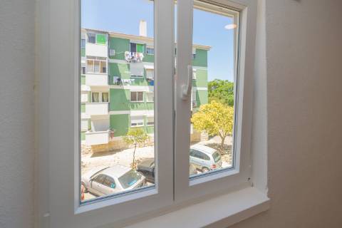 | Apartamento T3 | Remodelado | Luminoso | Perto da Zona Ribeirinha |