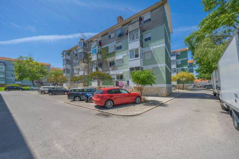 | Apartamento T3 | Remodelado | Luminoso | Perto da Zona Ribeirinha |
