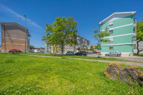 | Apartamento T3 | Remodelado | Luminoso | Perto da Zona Ribeirinha |