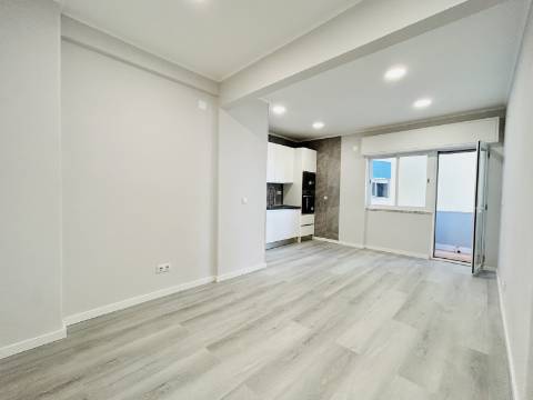 | T1 Totalmente Renovado | Centro da Amadora | Estação dos Comboios |