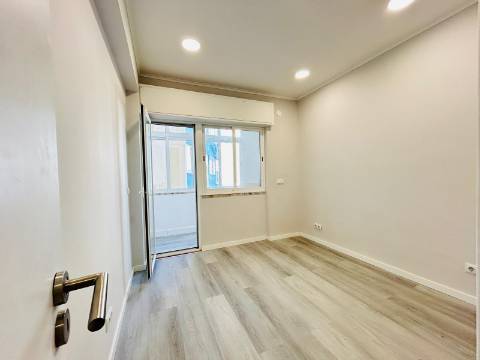 | T1 Totalmente Renovado | Centro da Amadora | Estação dos Comboios |