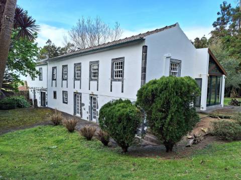 CASA DE CAMPO COM AMPLO JARDIM PARA AMANTES DA NATUREZA