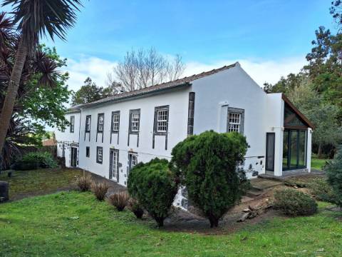 CASA DE CAMPO COM AMPLO JARDIM PARA AMANTES DA NATUREZA