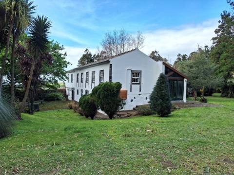 CASA DE CAMPO COM AMPLO JARDIM PARA AMANTES DA NATUREZA