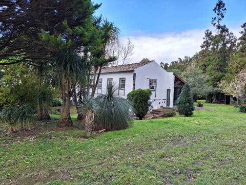 CASA DE CAMPO COM AMPLO JARDIM PARA AMANTES DA NATUREZA