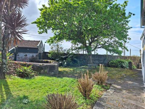CASA DE CAMPO COM AMPLO JARDIM PARA AMANTES DA NATUREZA