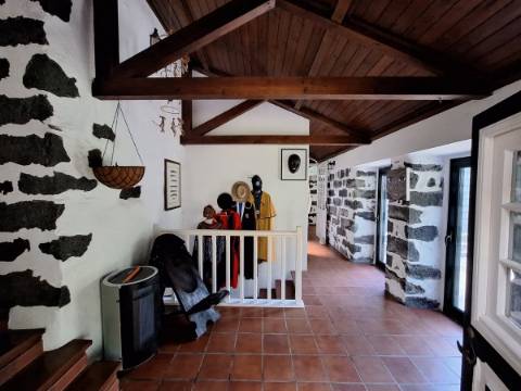 CASA DE CAMPO COM AMPLO JARDIM PARA AMANTES DA NATUREZA