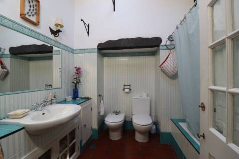 CASA DE CAMPO COM AMPLO JARDIM PARA AMANTES DA NATUREZA