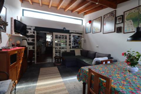 CASA DE CAMPO COM AMPLO JARDIM PARA AMANTES DA NATUREZA