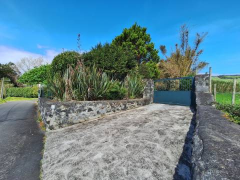 CASA DE CAMPO COM AMPLO JARDIM PARA AMANTES DA NATUREZA