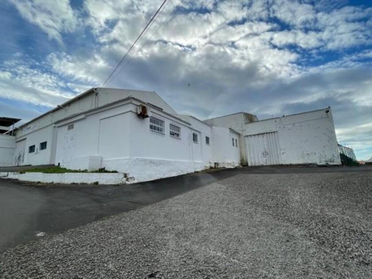 Prédio Industrial de 2 Edifícios e 1 Armazém em Santa Cruz - Praia da Vitória