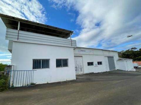 Prédio Industrial de 2 Edifícios e 1 Armazém em Santa Cruz - Praia da Vitória